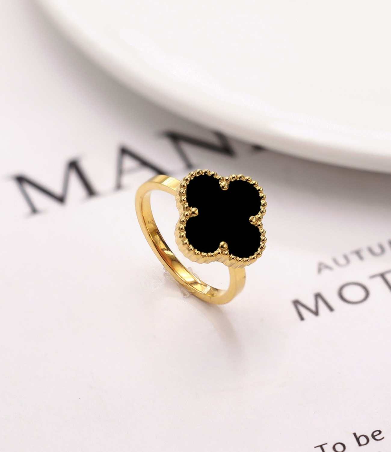 Lucky Leaf Ring Black